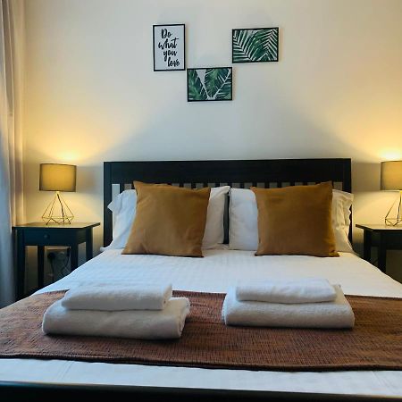 Unique 2 Bedroom Apartment In London/ Excel / Olympic City Close To Central Line Tube Station With Gated Parking Space المظهر الخارجي الصورة
