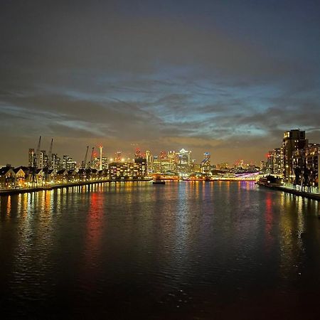 Unique 2 Bedroom Apartment In London/ Excel / Olympic City Close To Central Line Tube Station With Gated Parking Space المظهر الخارجي الصورة