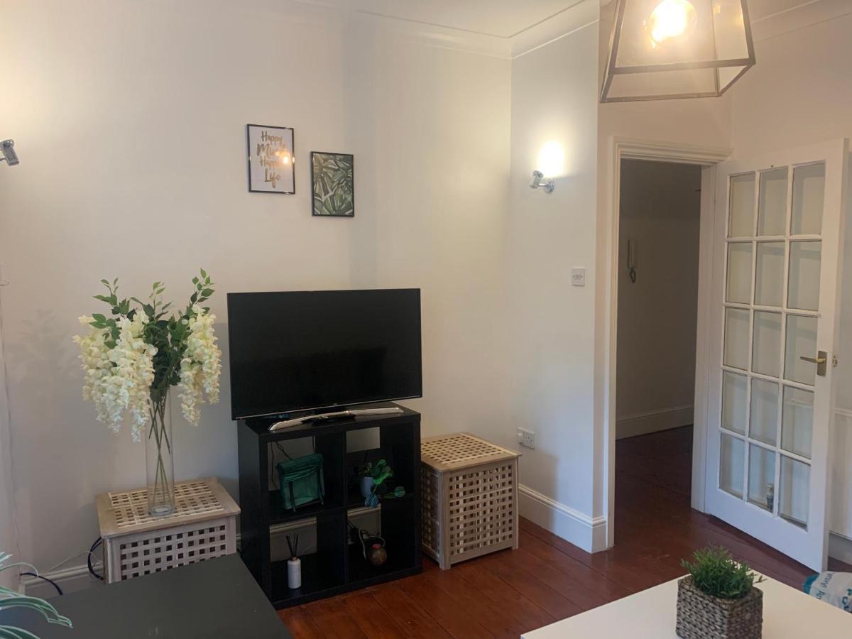 Unique 2 Bedroom Apartment In London/ Excel / Olympic City Close To Central Line Tube Station With Gated Parking Space المظهر الخارجي الصورة