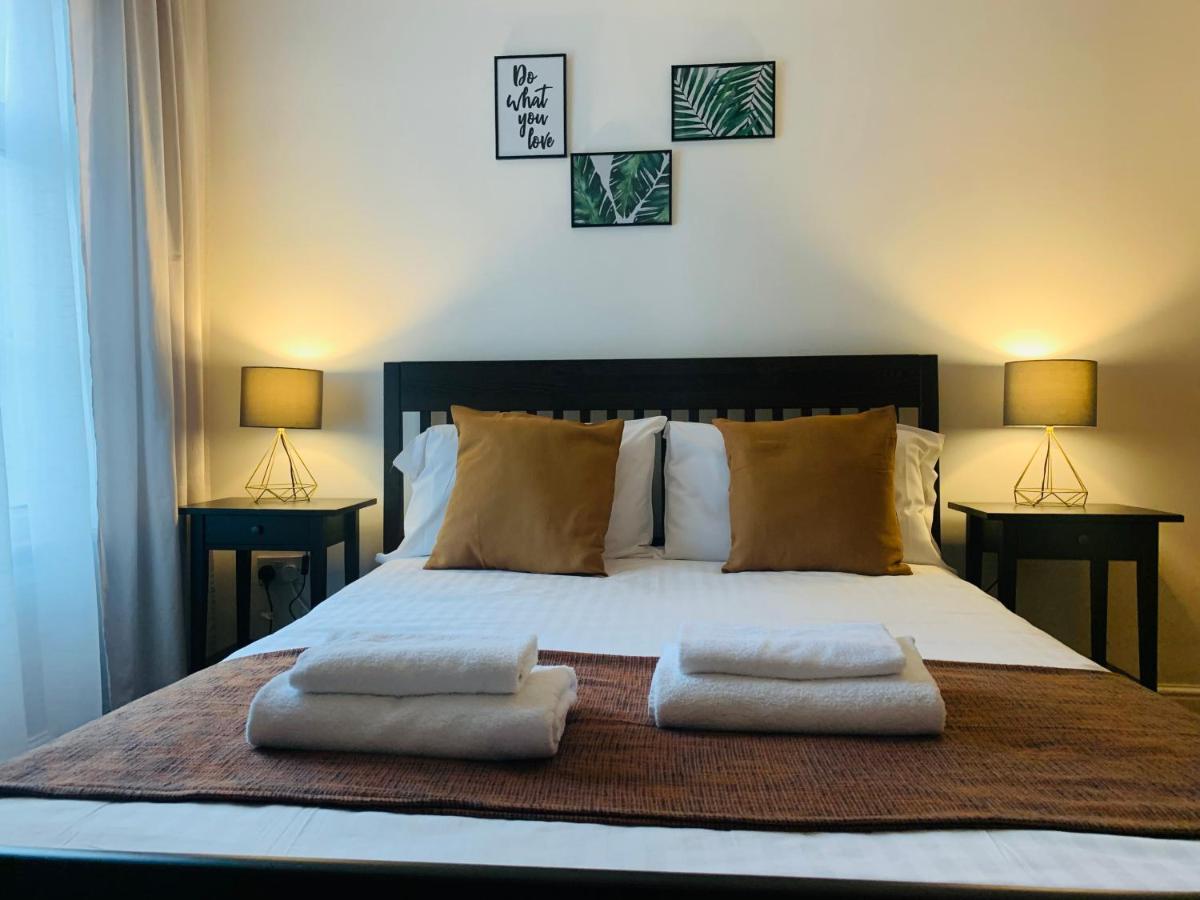 Unique 2 Bedroom Apartment In London/ Excel / Olympic City Close To Central Line Tube Station With Gated Parking Space المظهر الخارجي الصورة