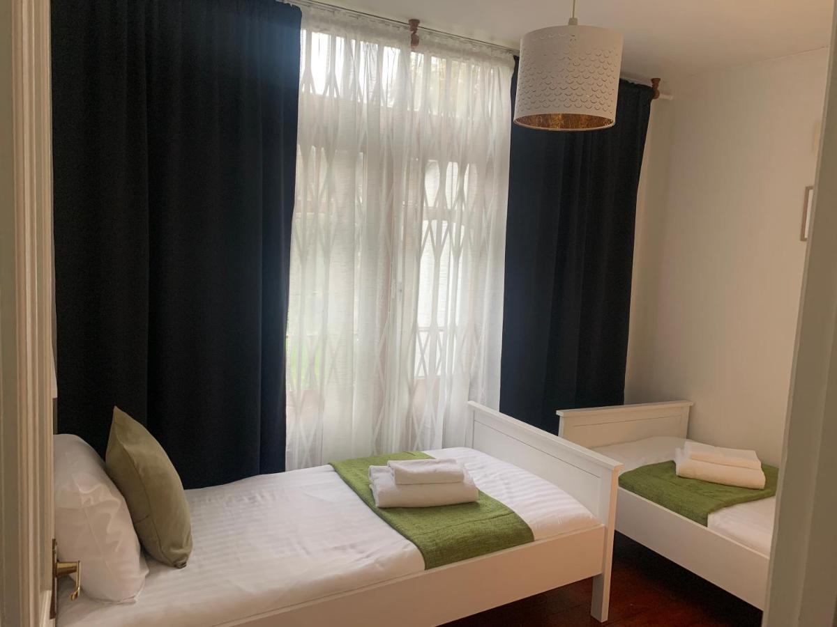 Unique 2 Bedroom Apartment In London/ Excel / Olympic City Close To Central Line Tube Station With Gated Parking Space المظهر الخارجي الصورة